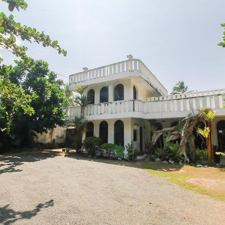 Oyo 459 Barasti Beach Resort Kalutara Exterior foto